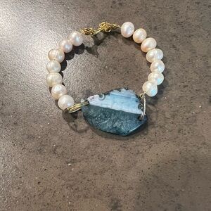Hand made  pearls bracelet and astonishing stone